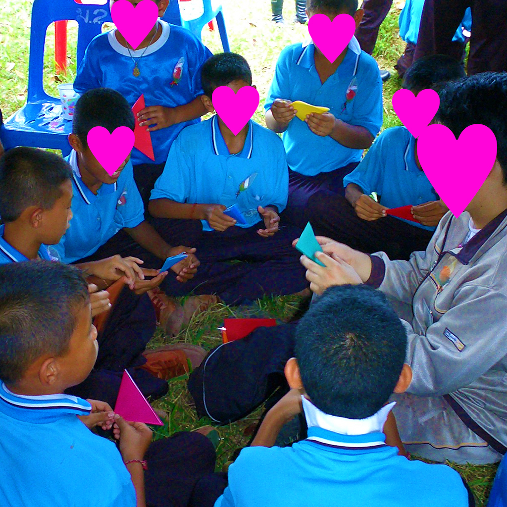 タイ王国の子どもたちと折り紙