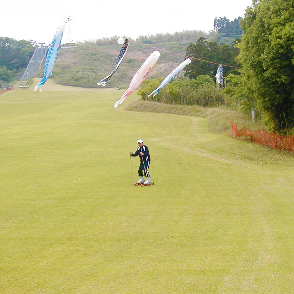 グラススキーをする瀬海歩