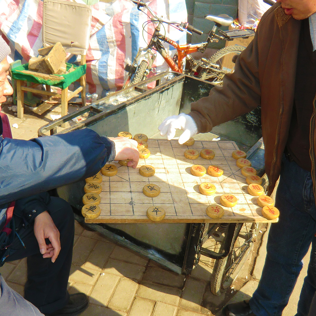 中国の将棋を楽しむ現地の方