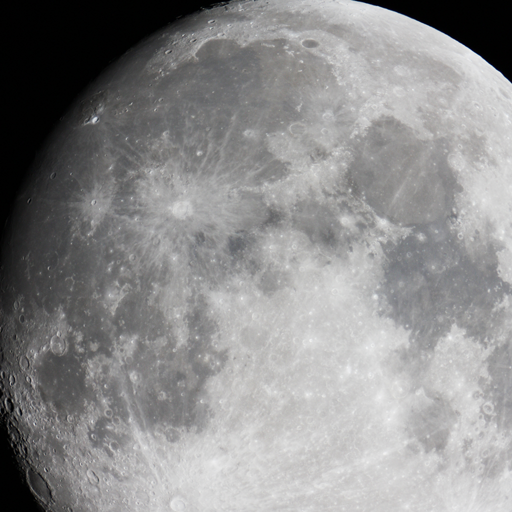 月のアップの写真