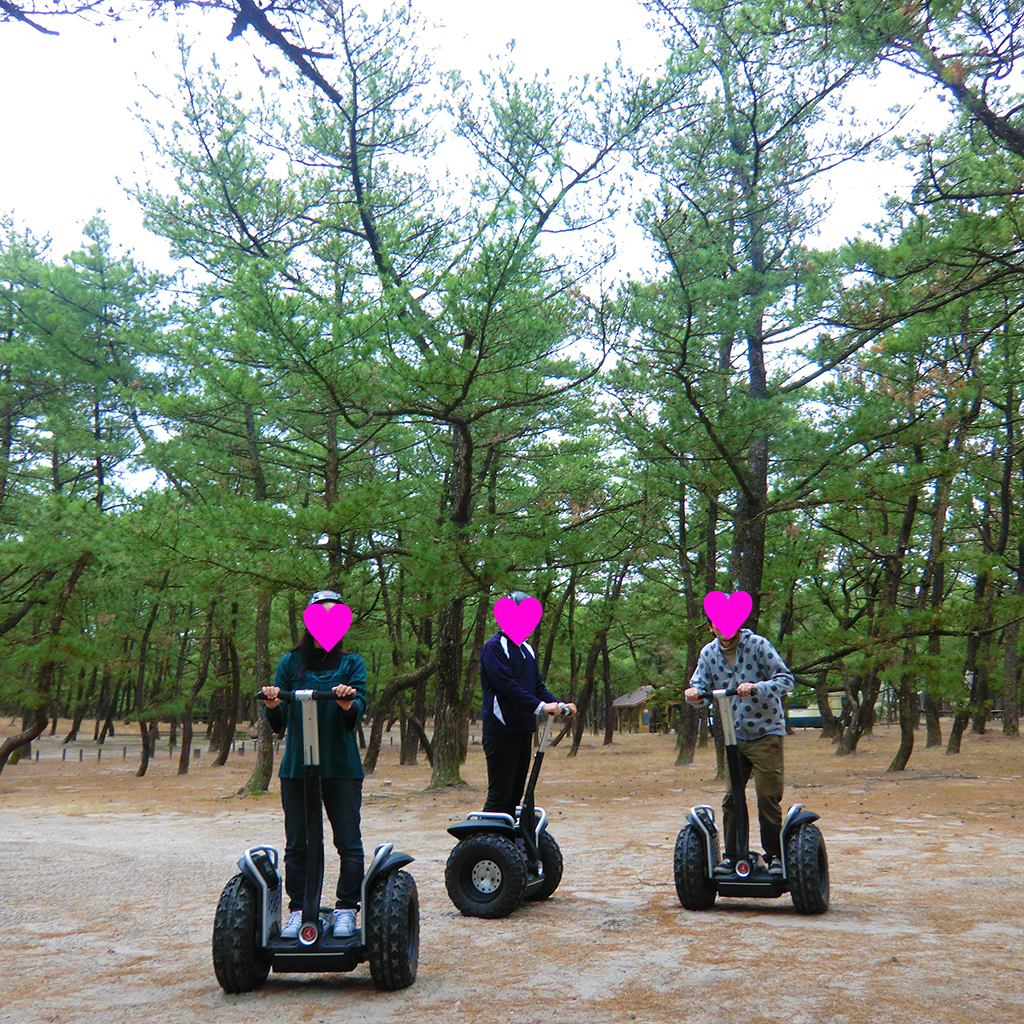 セグウェイに乗る３人