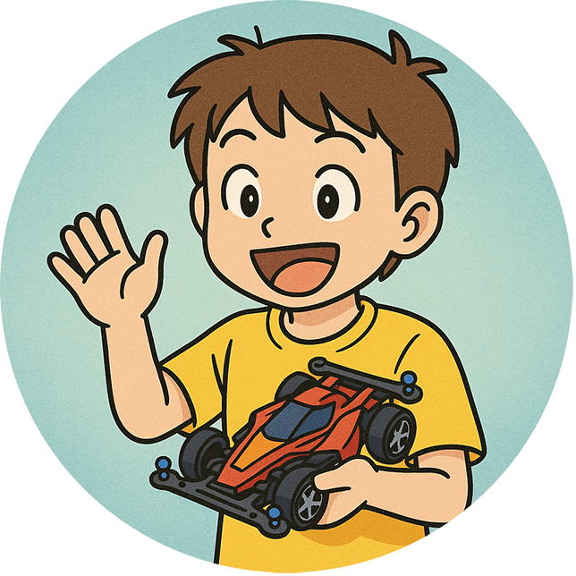 ミニ四駆を手に持っている少年